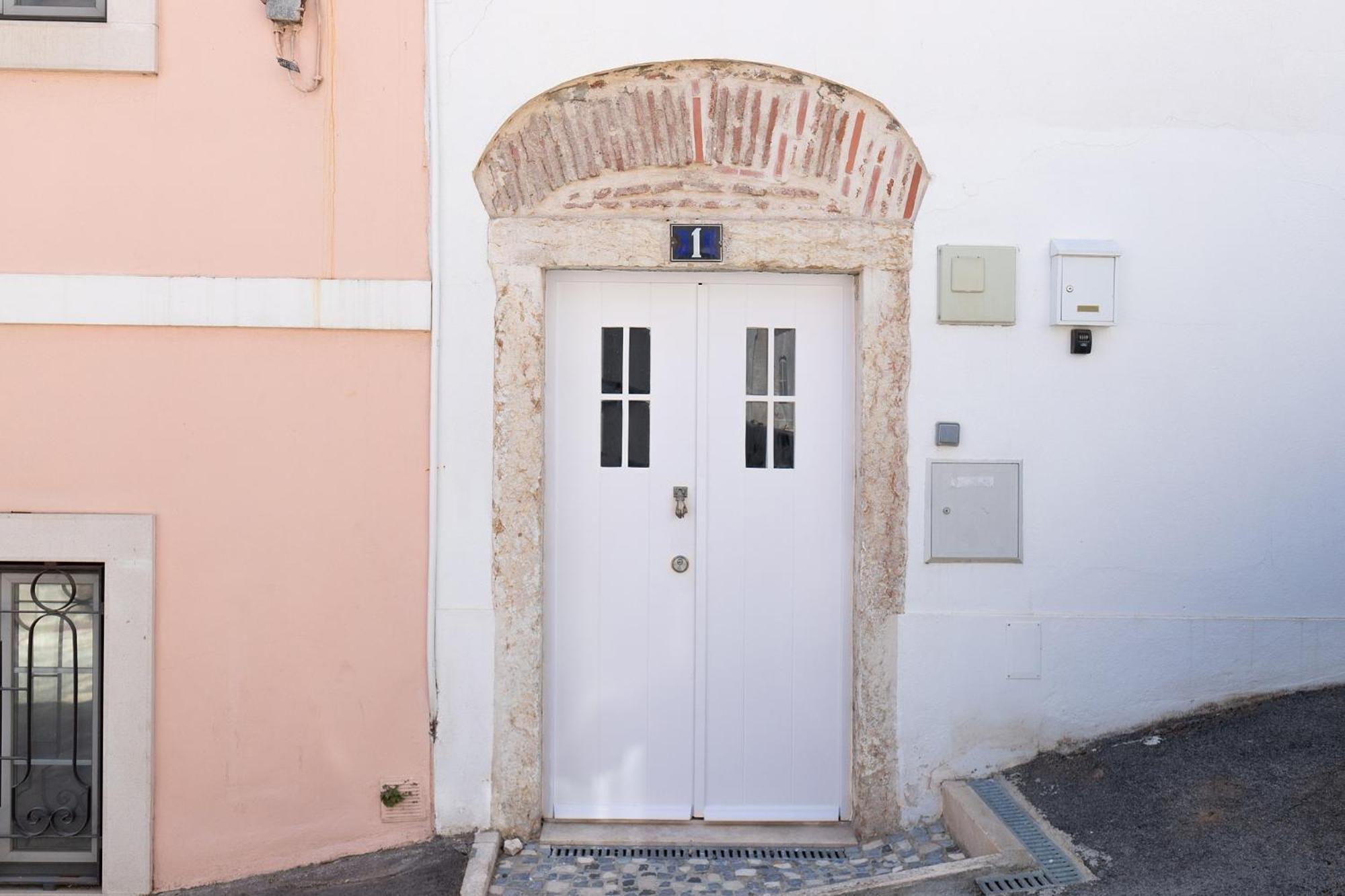Classic Lisbon Homes: Bright & Central In Belem Exterior foto